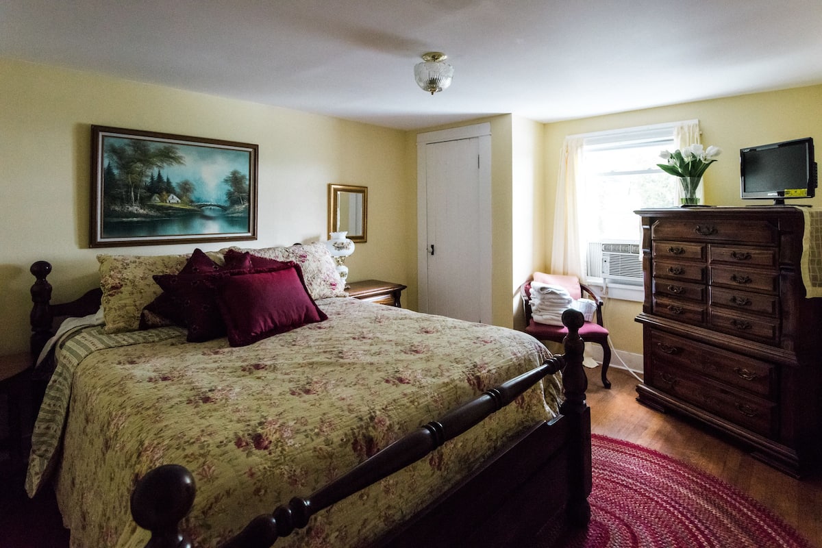 Room, 1 Queen Bed, Shared Bathroom | Free WiFi