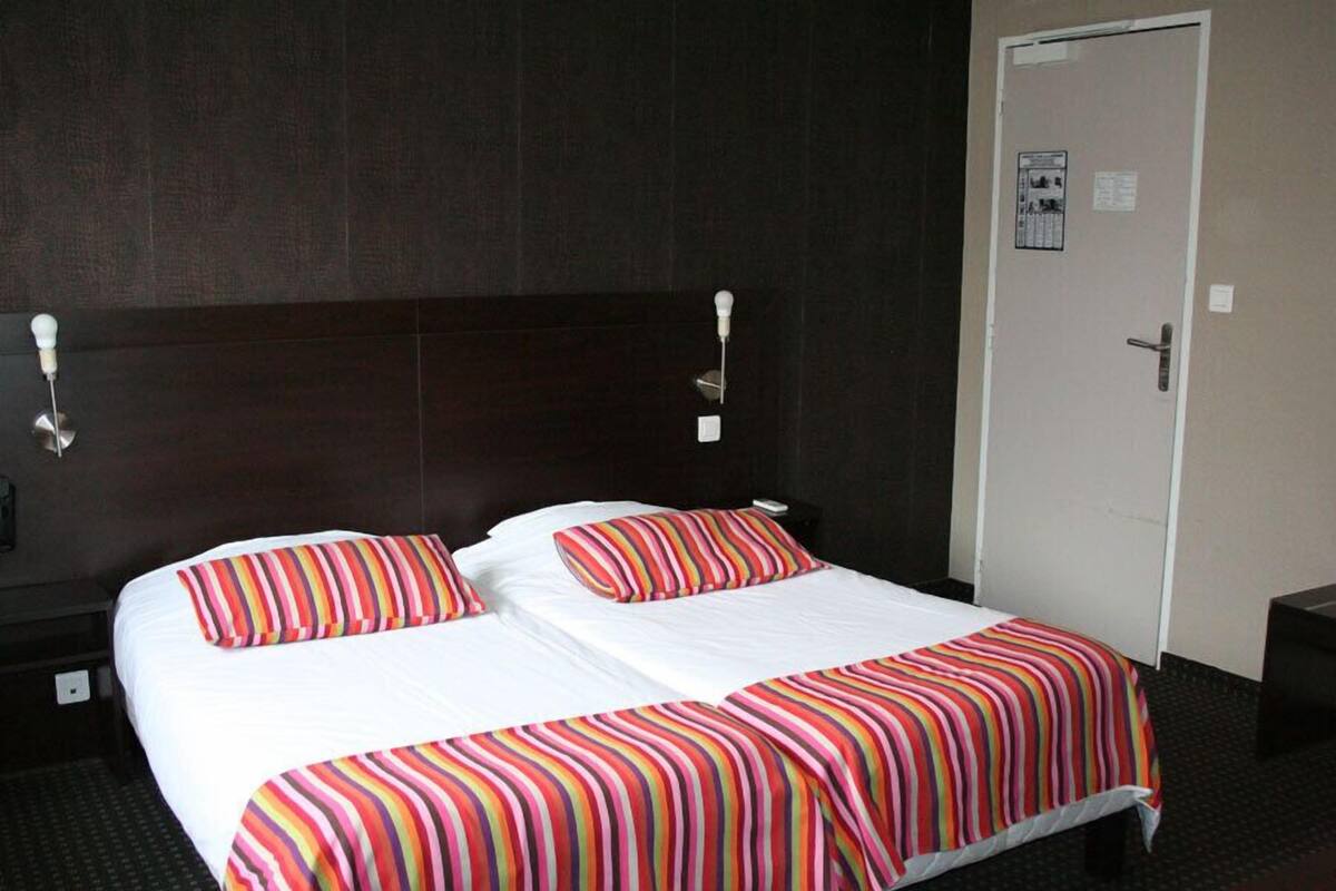 Twin Room | WiFi (free), bed sheets