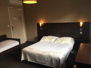 Driepersoonskamer | Gratis wifi, beddengoed