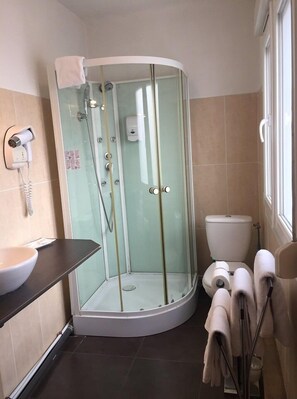 Bathroom shower - Hotel - Restaurant Cousseau (Parentis-en-Born)