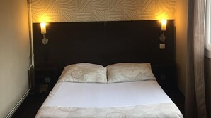 Double Room | WiFi (free), bed sheets - Hotel - Restaurant Cousseau (Parentis-en-Born)