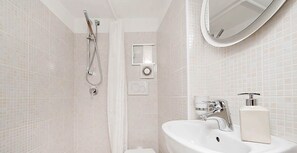 Penthouselejlighed - 3 soveværelser | Badeværelse | Bruser, gratis toiletartikler, hårtørrer, bidet