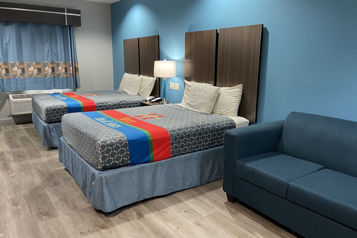 Premium bedding, desk, iron/ironing board, free WiFi