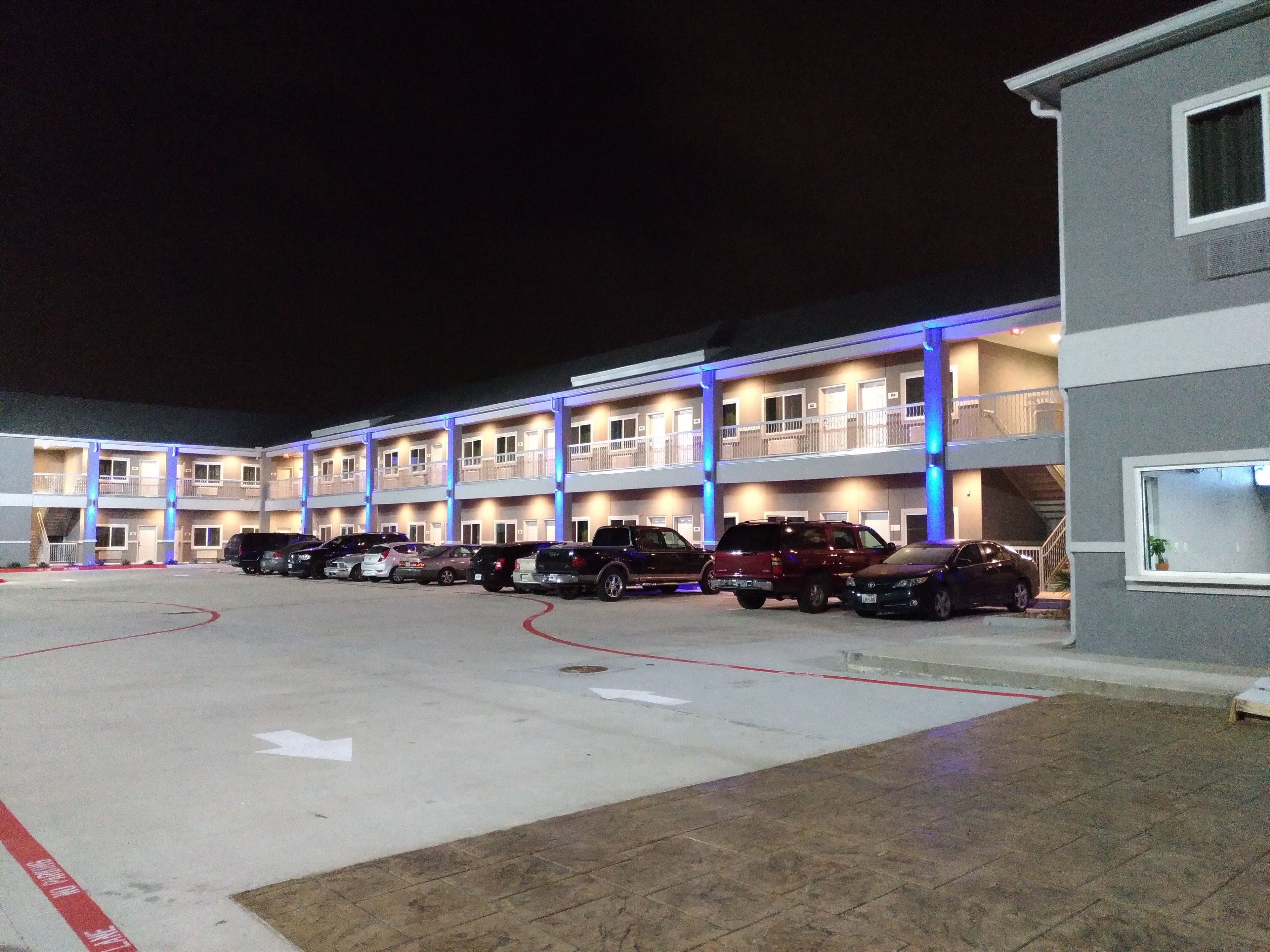 Un hotel de varios pisos con estacionamiento.