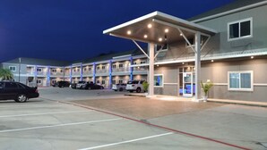 A multi-story hotel with a covered entrance and a parking lot. - Haven Inn & Suites Downtown Houston (Houston)