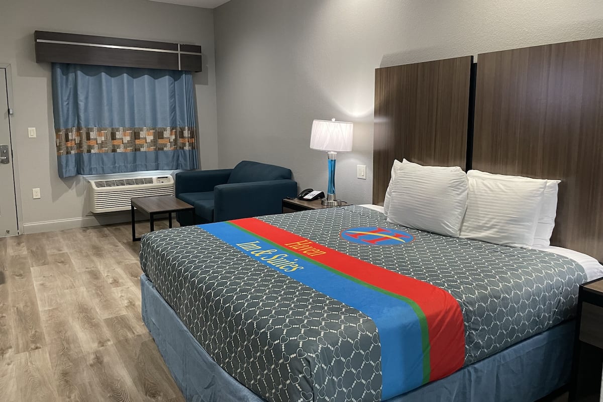 Premium bedding, desk, iron/ironing board, free WiFi