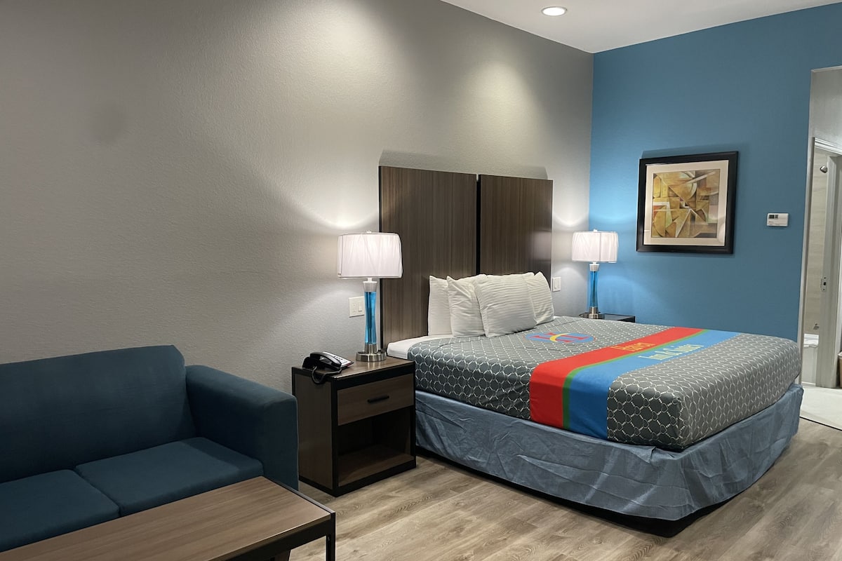 Premium bedding, desk, iron/ironing board, free WiFi
