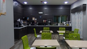 A modern cafe with a counter, seating area, and various food and drink items. - Haven Inn & Suites Downtown Houston (Houston)