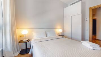 2 kamar tidur, brankas, dan didekorasi berbeda-beda