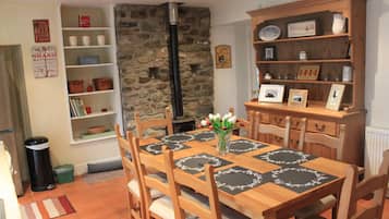 Cottage, 4 Bedrooms | In-room dining