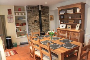 Cottage, 4 Bedrooms | Makan dalam bilik