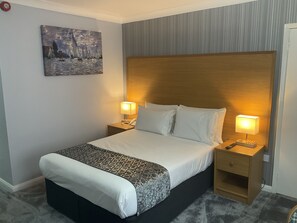 Kamar Double Standar, ensuite | Seprai premium, ruang kerja ramah laptop, Wi-Fi gratis, dan seprai linen
