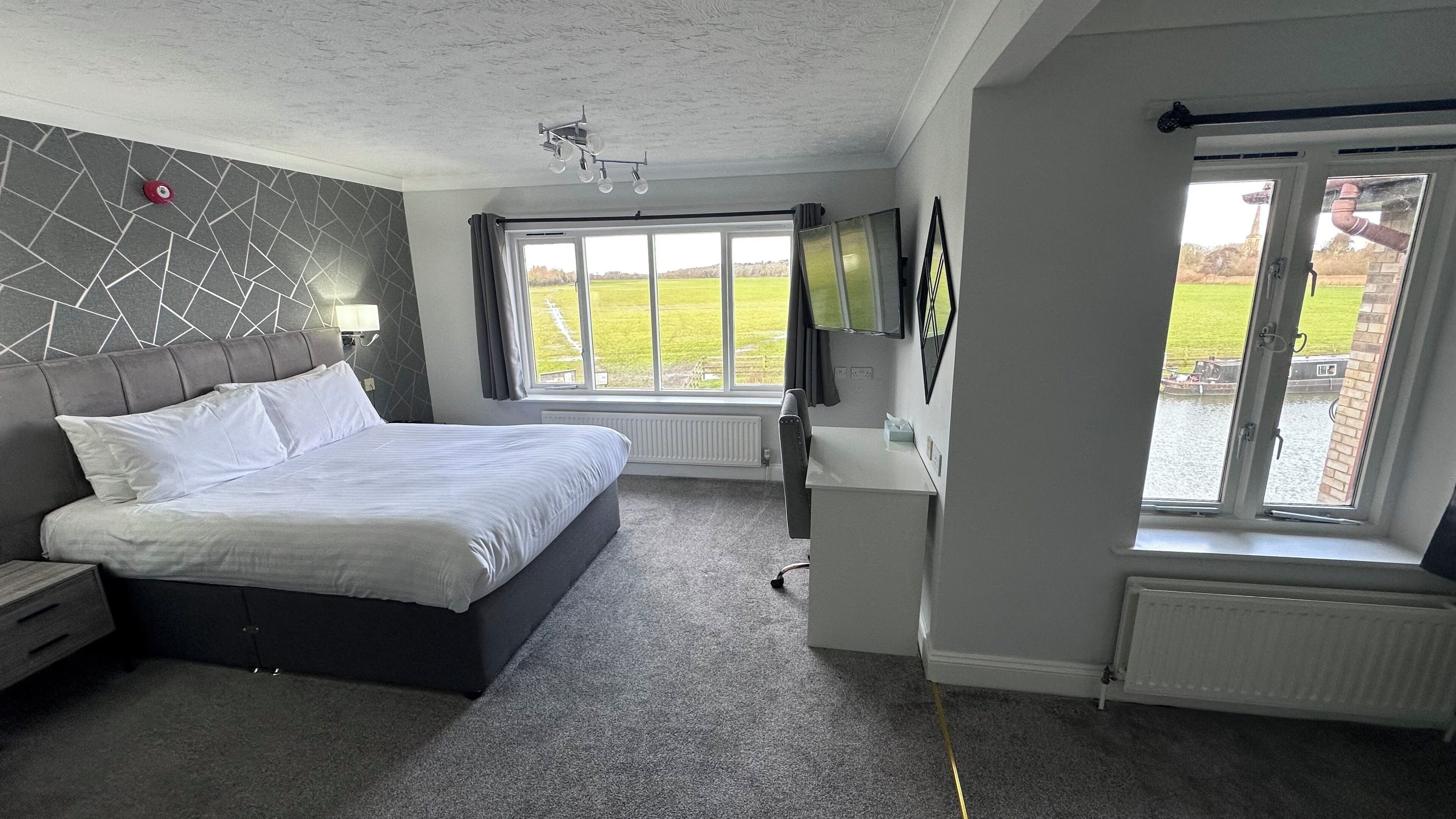 Premium bedding, laptop workspace, iron/ironing board, free WiFi