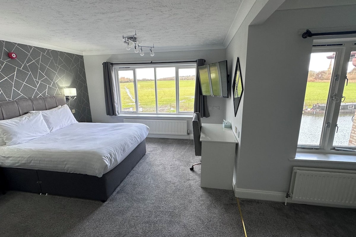 Premium bedding, laptop workspace, iron/ironing board, free WiFi