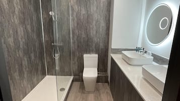 Executive Room, Ensuite | Bathroom | Free toiletries, hair dryer, towels, soap