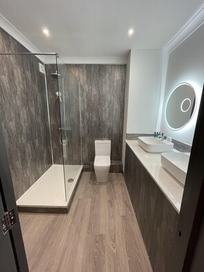 Executive Room, Ensuite | Bathroom | Free toiletries, hair dryer, towels, soap - Dolphin Hotel Cambridge (St Ives)