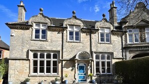 A stone building with multiple windows and a central entrance. - Heritage Bed & Breakfast (Calne)