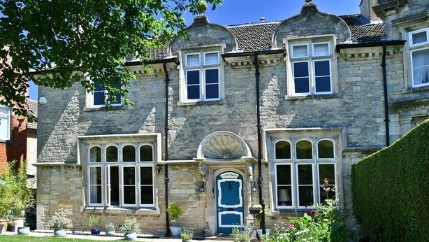 A stone building with multiple windows and a central entrance. - Heritage Bed & Breakfast (Calne)