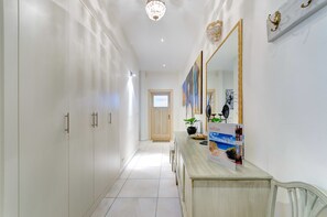 舒适公寓, 2 间卧室, 厨房 (ul. Sobieskiego 1) | 起居区 | 43-英寸LED 电视 （配备有线频道）、电视