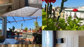 Une chambre d’hôtel comprenant un lit, une télévision, une armoire, une salle de bain avec un lavabo et des toilettes, et offrant une vue sur le paysage urbain.