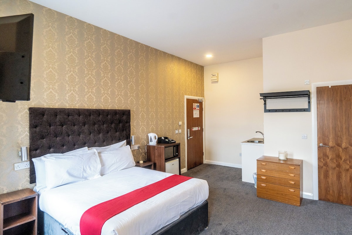 Doppia Standard, 1 letto matrimoniale, non fumatori, bagno in camera | 1 camera, una scrivania, Wi-Fi gratuito, lenzuola