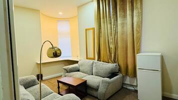 Deluxe Suite, 1 Double Bed, Non Smoking, Microwave | Living area | Flat-screen TV