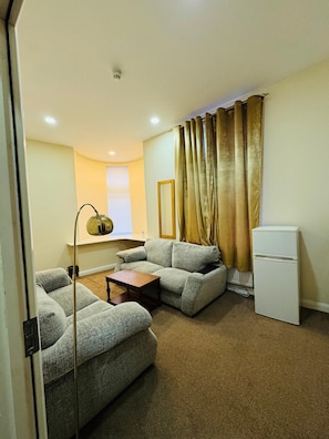 Deluxe Suite, 1 Double Bed, Non Smoking, Microwave | Living area