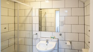 Standard-Maisonette, 1 Doppelbett, Nichtraucher, mit Bad | Schreibtisch, kostenloses WLAN, Bettwäsche