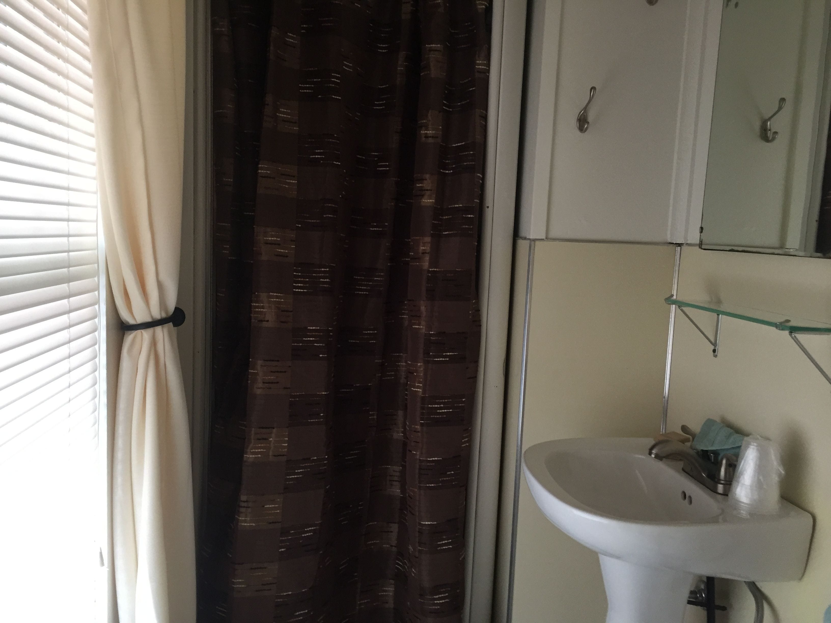 Habitació, 2 llits dobles | Bany | Articles de tocador gratuïts i tovalloles 