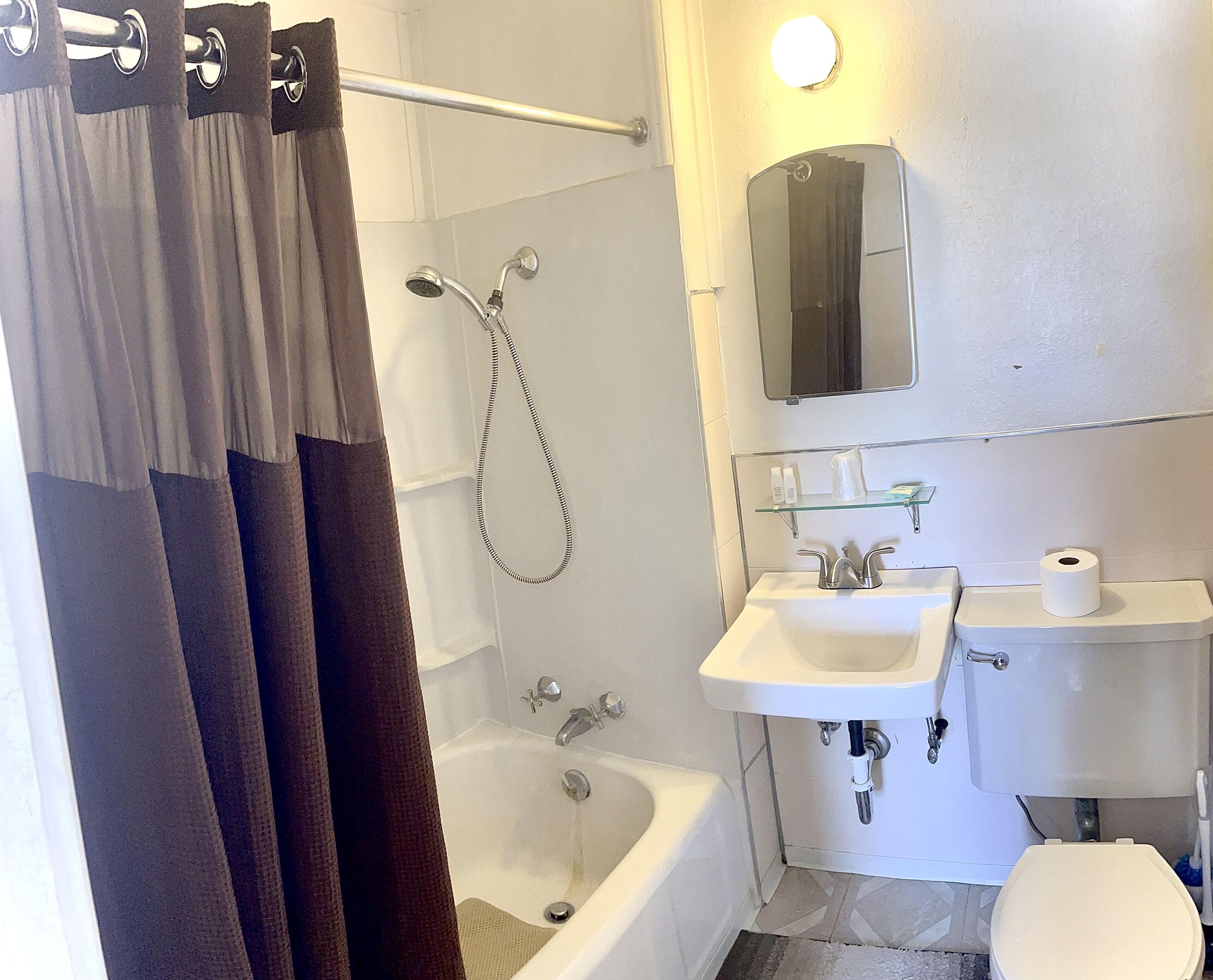 Standard-Einzelzimmer, 1 Queen-Bett | Badezimmer | Kostenlose Toilettenartikel, Handtücher