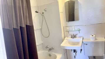 Habitación individual estándar, 1 cama Queen size | Baño | Amenidades de baño gratuitas y toallas