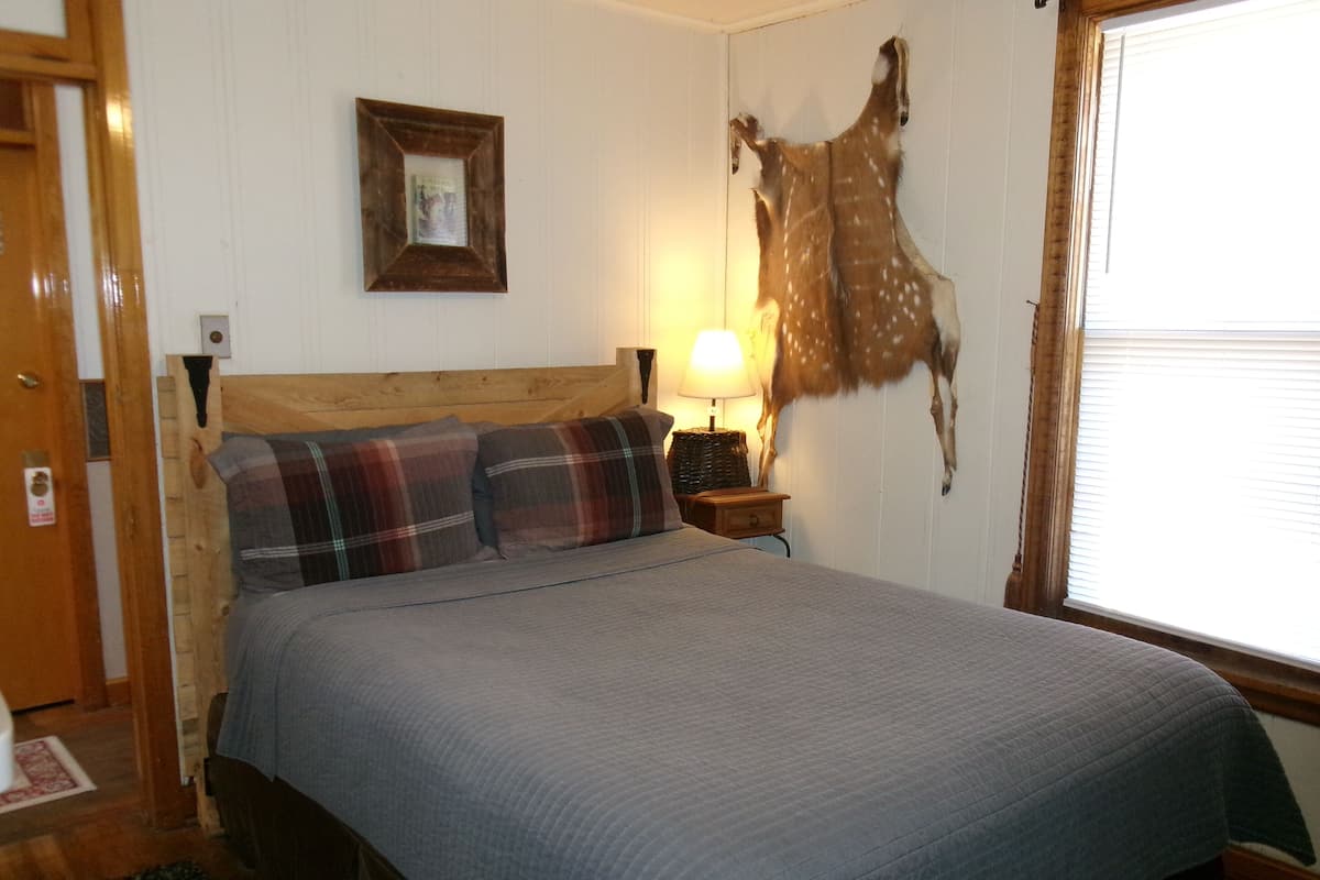 Deluxe kamer, 1 queensize bed | Een strijkplank/strijkijzer, gratis wifi, beddengoed