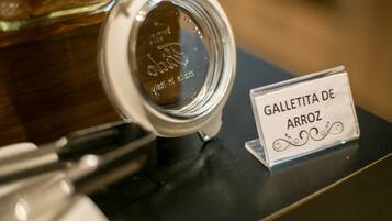 A jar with a label reading "GALLETITA DE ARROZ" and a sign with the same text.