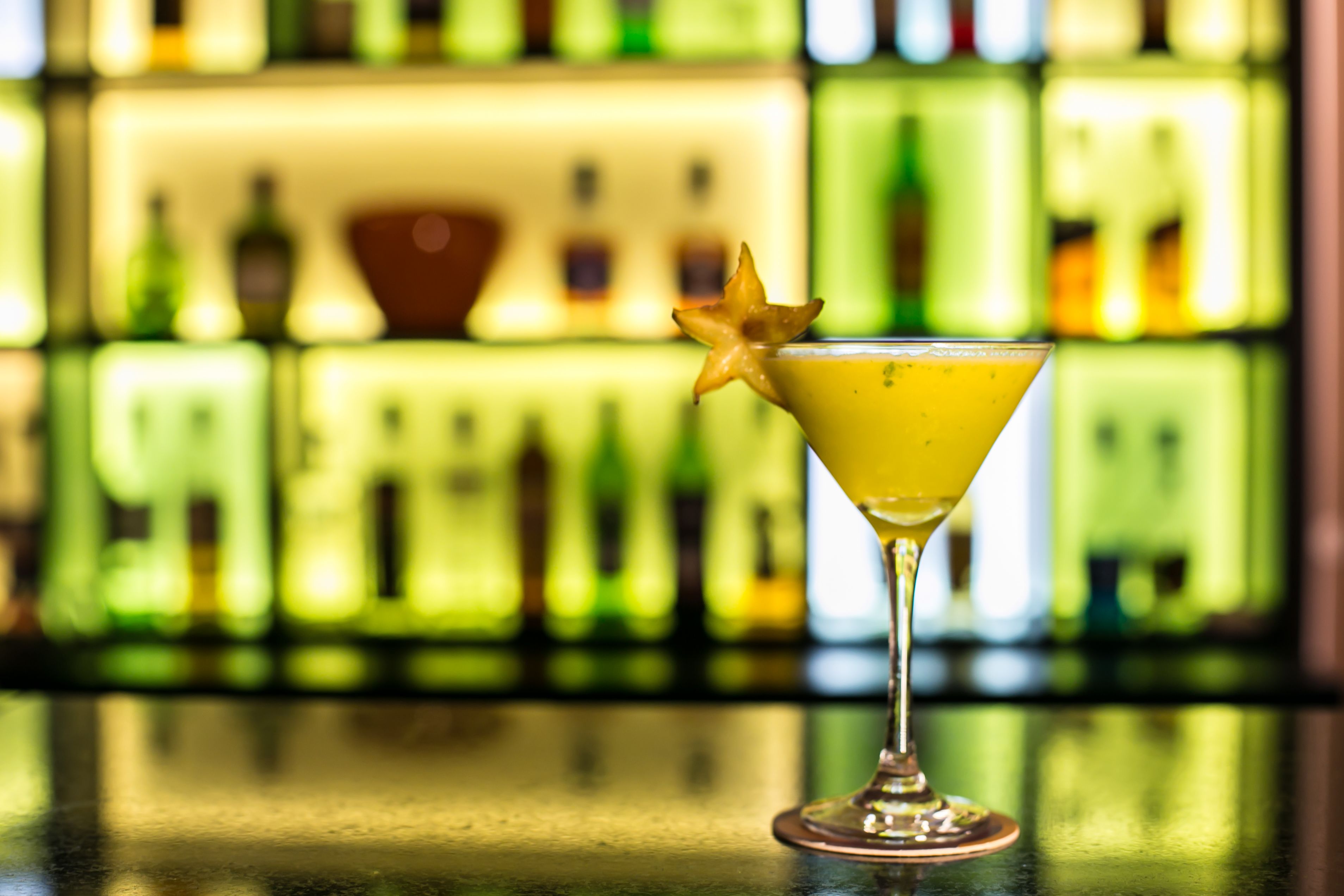 Un verre à martini, orné d’une étoile, posé sur le comptoir d’un bar.