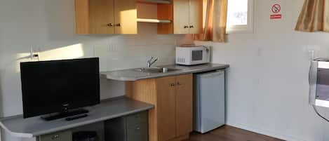 Comfort Suite, 1 Bedroom | Private kitchen | Fridge, microwave