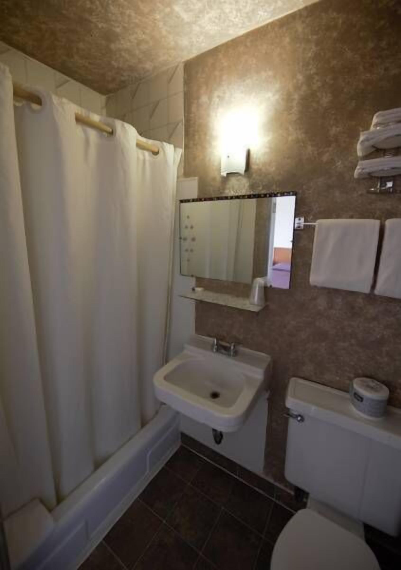 Comfort Single Room, 1 Bedroom | Bathroom | Combined shower/bathtub, towels