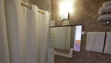 Comfort Single Room, 1 Bedroom | Bathroom | Combined shower/bathtub, towels