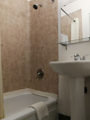 Comfort Double or Twin Room, 1 Bedroom | Bathroom | Combined shower/tub, towels - Star Motel (Morden)