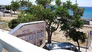 Naamplaatje voor Hotel Rizierri, met uitzicht op het strand en de oceaan.