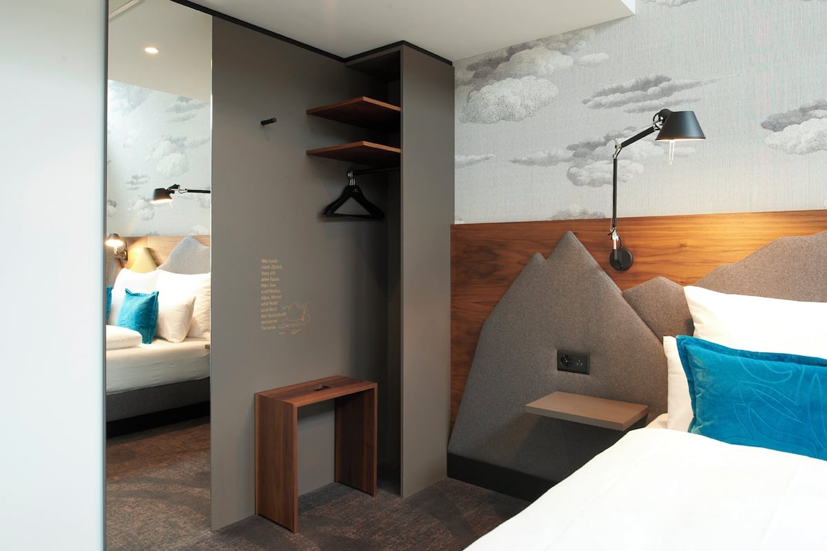 Hypo-allergenic bedding, in-room safe, desk, blackout curtains