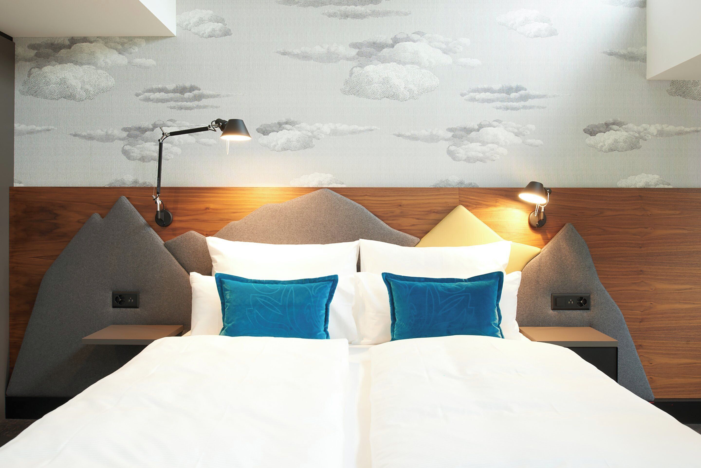 Hypo-allergenic bedding, in-room safe, desk, blackout curtains