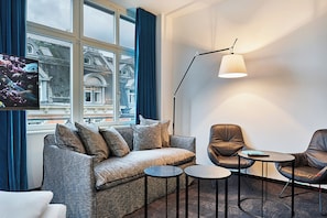 Deluxe-Zimmer (2 + 1) | Allergikerbettwaren, Zimmersafe, Schreibtisch, Verdunkelungsvorhänge