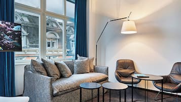 Allergikerbettwaren, Zimmersafe, Schreibtisch, VerdunkelungsvorhÀnge