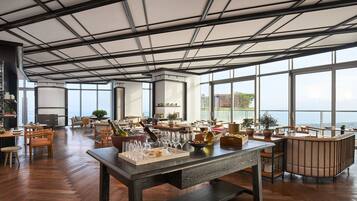 3 restaurantes; se sirven desayunos, comidas y cenas