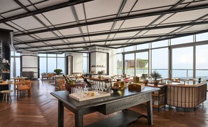 3 restaurants; breakfast, lunch and dinner served  - Rosewood Sanya (Sanya)