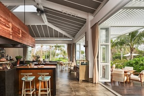 3 restaurants; breakfast, lunch and dinner served  - Rosewood Sanya (Sanya)