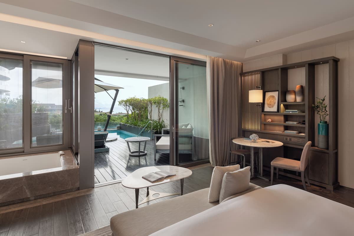 Room, 1 Katil Raja (King), Ocean View (Pool) | 1 bilik tidur, peralatan tempat tidur premium, bar mini