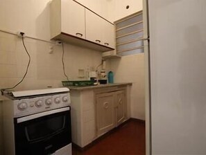 Apartamento standard, 1 quarto | Cozinha americana privada | Geladeira, cafeteira/chaleira