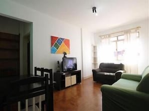 Apartamento standard, 1 quarto | Área de estar | TV de tela plana