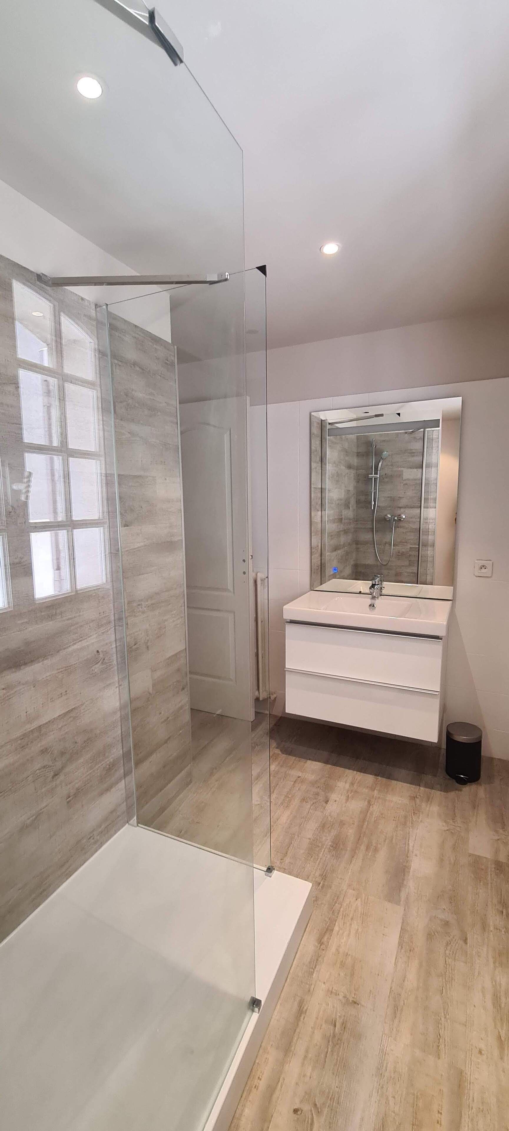 deluxe apartment | bathroom | shower, free toiletries, towels